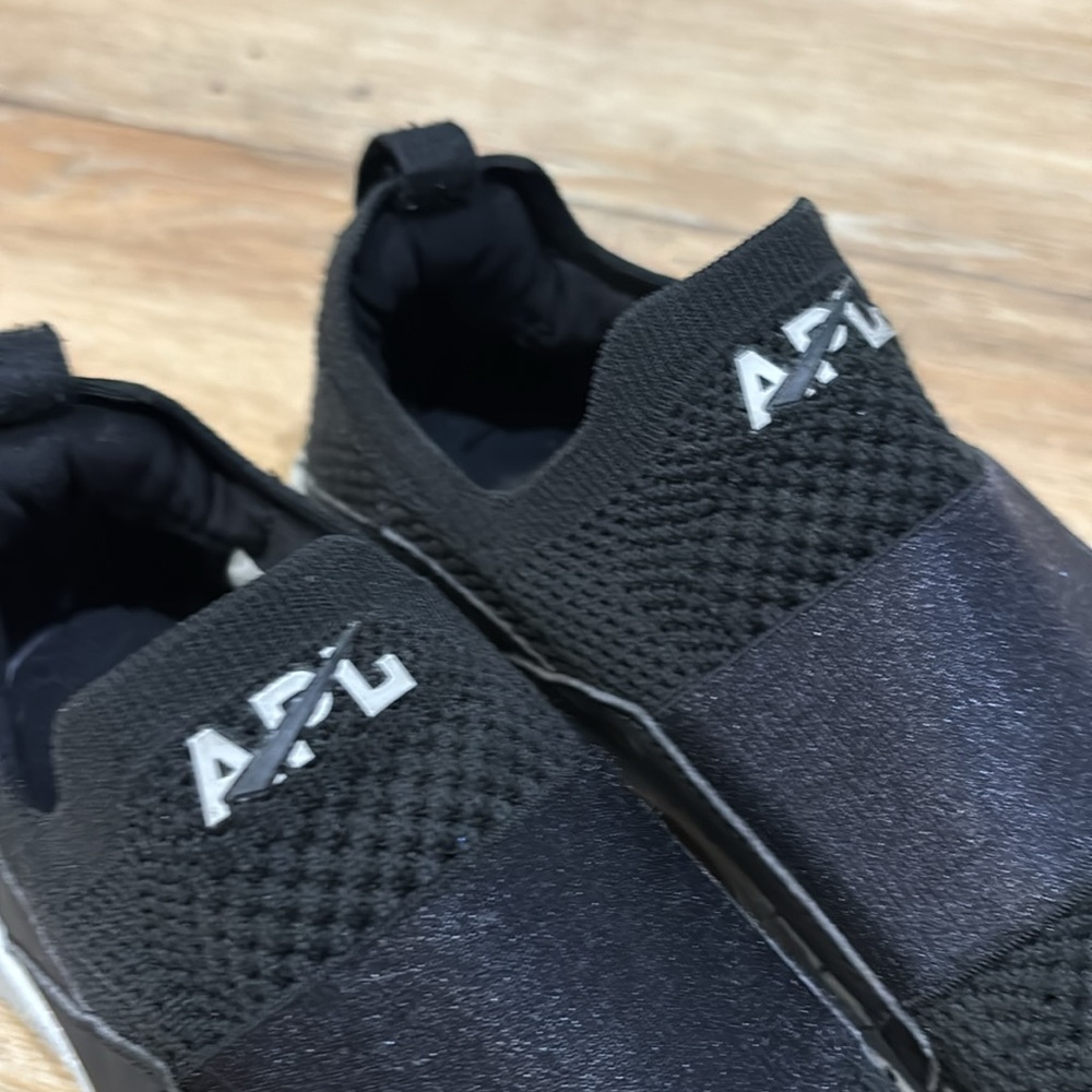 APL shows US size 4 - Picture 5 of 8